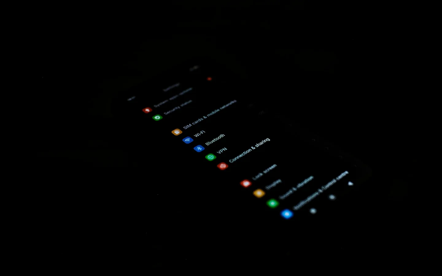 Celular em ambiente escuro representando o acesso móvel ao guia 87a Brasil