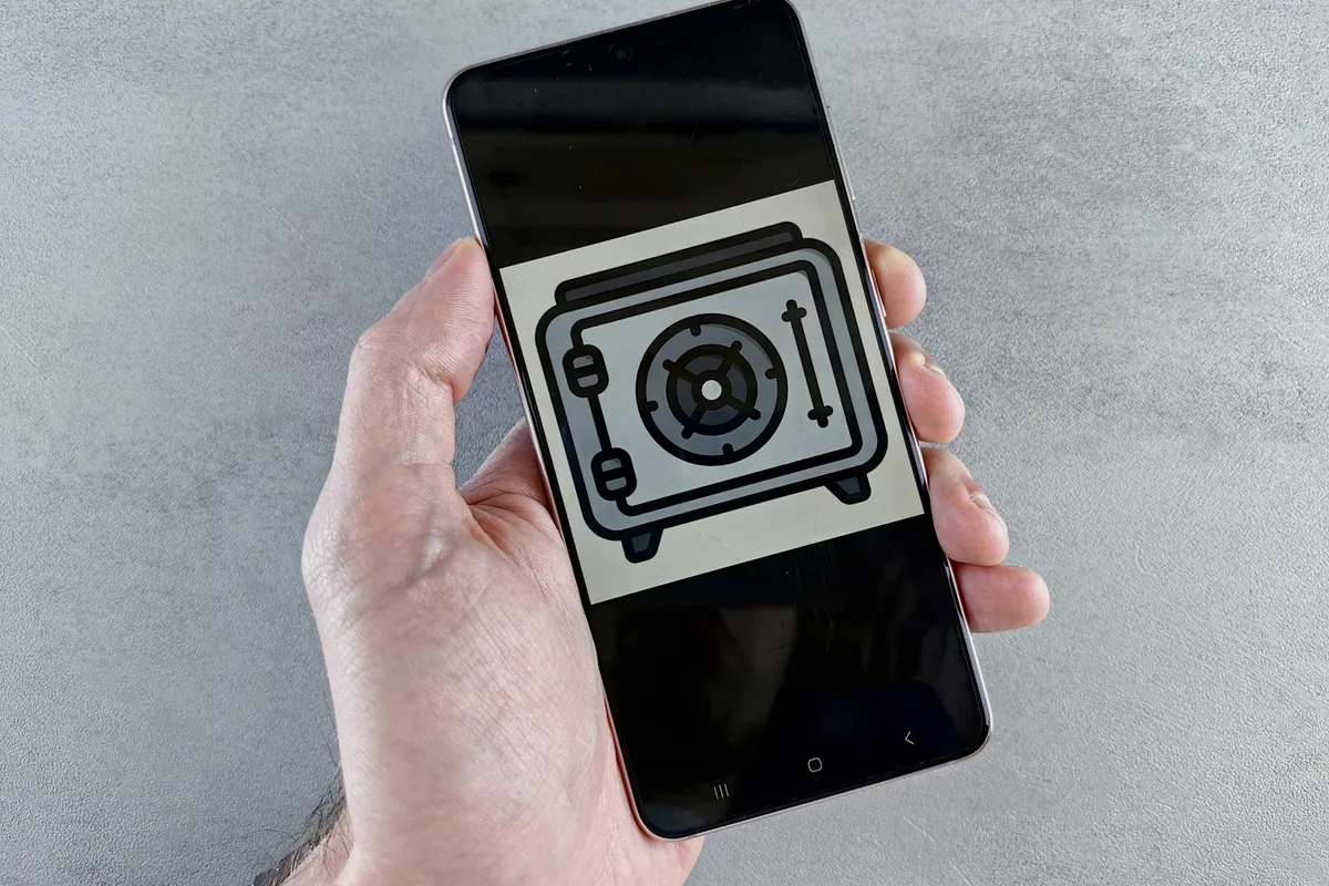 Celular com ícone de segurança usado para orientar verificações no guia 87a